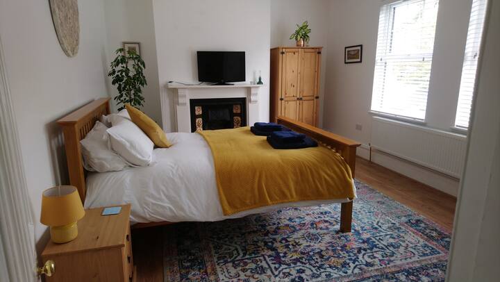 الثانية من ثلاث غرف نوم في الطابق الأول. هذا واحد يواجه أمام البيت