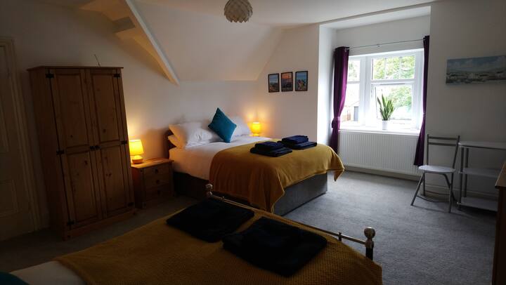 الغرفة الخامسة في الطابق العلوي بسريرين مزدوجين