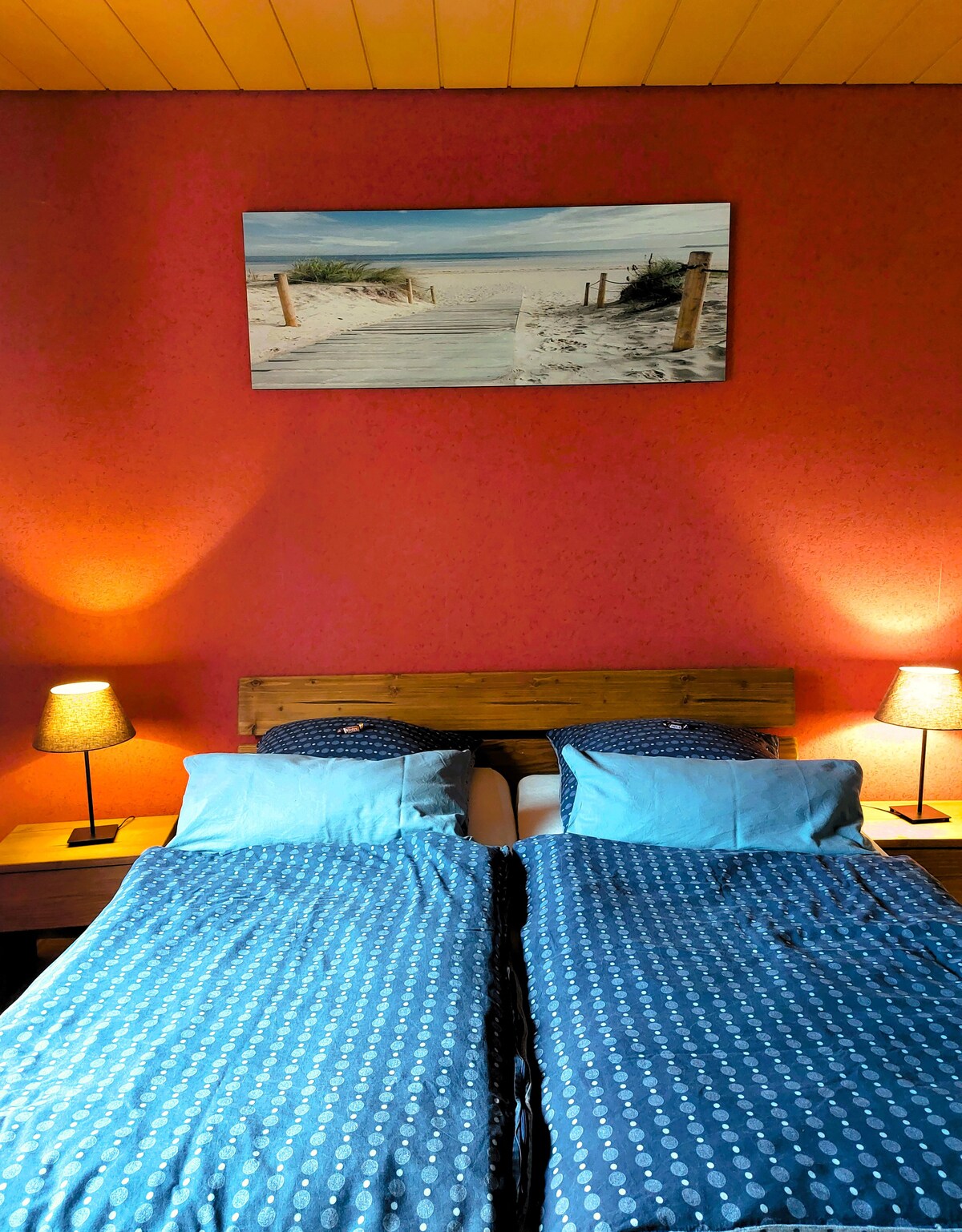 Spálňa 2 1.

m80 × m 2,00 lôžko

Šatníková skriňa, zrkadlo, stôl, stolička, veľký televízor