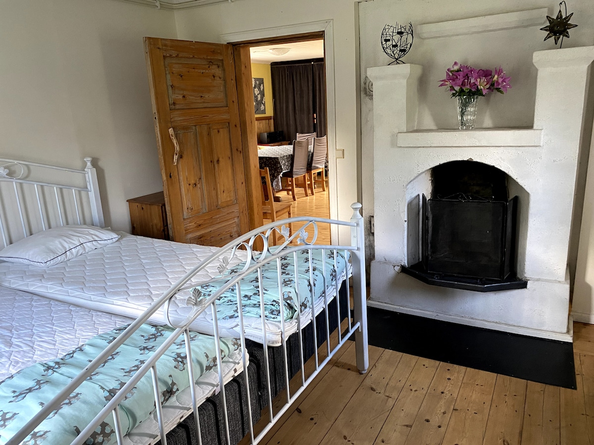 การจัดที่นอน: เตียงสองชั้น 1 หลังในห้องครัวเตียงสองชั้น 1 หลังในห้องนั่งเล่นและห้องนอนแยกกัน 2 ห้องแต่ละห้องมีเตียงคิงไซส์