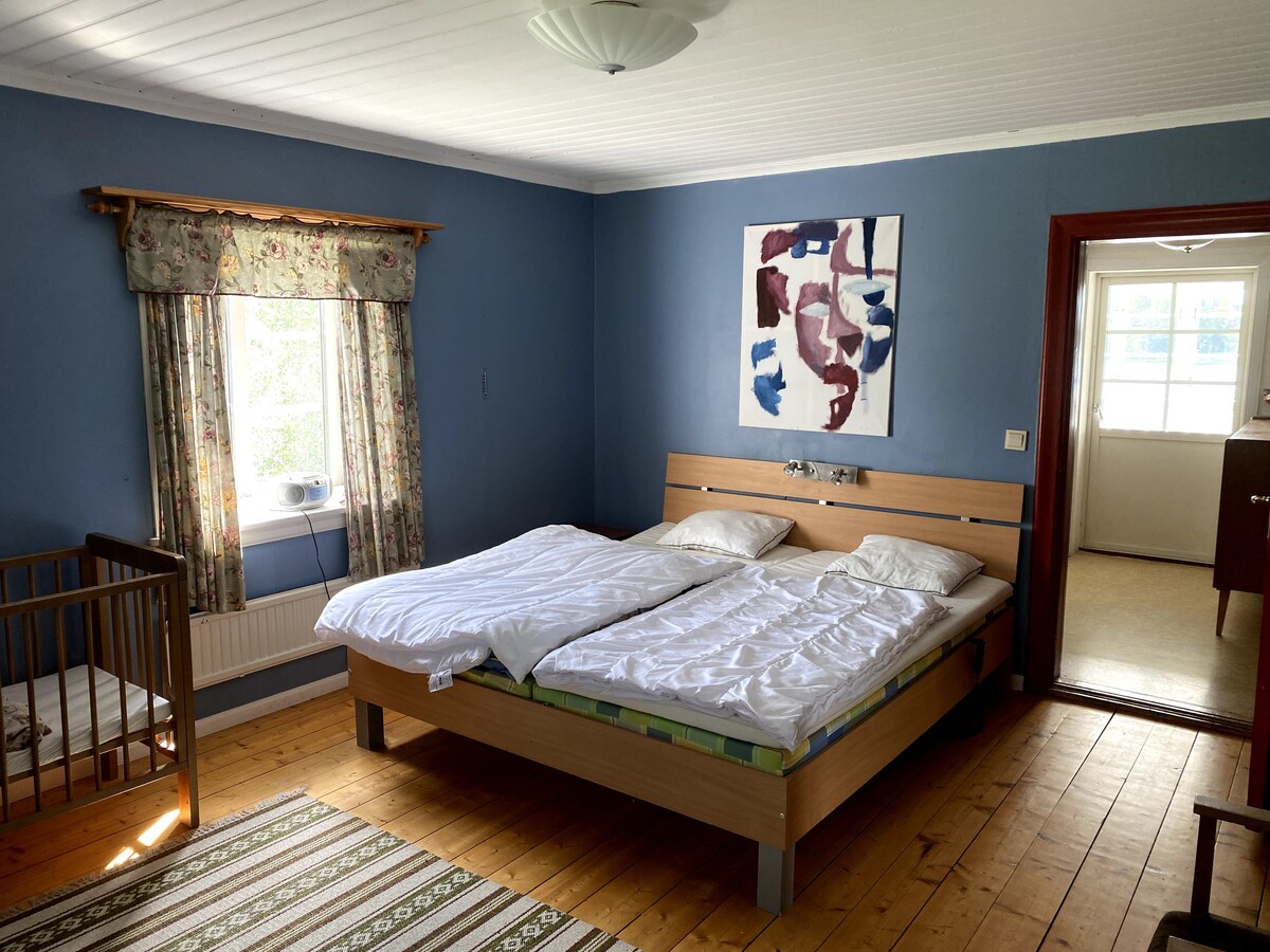 การจัดที่นอน: เตียงสองชั้น 1 หลังในห้องครัวเตียงสองชั้น 1 หลังในห้องนั่งเล่นและห้องนอนแยกกัน 2 ห้องแต่ละห้องมีเตียงคิงไซส์