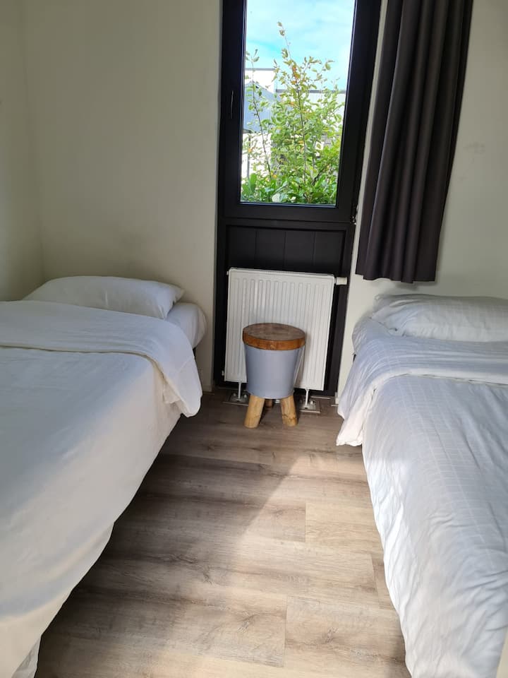 Bilik tidur tetamu dengan 2 katil bujang