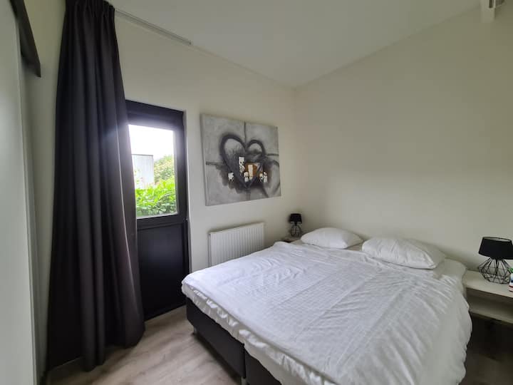 Bilik tidur utama dengan 1 katil kelamin