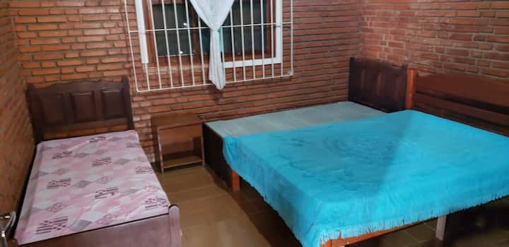 Спалня Главна къща - с двойно легло и две единични легла. 