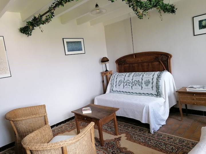 sebule inaweza kubadilishwa kuwa chumba cha kulala kinachojitegemea kikamilifu.