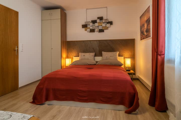 Im Schlafzimmer "Renoir" wird auf Gemütlichkeit und Stil großer Wert gelegt, wie beispielsweise Bettwäsche  aus hochwertiger Baumwolle.