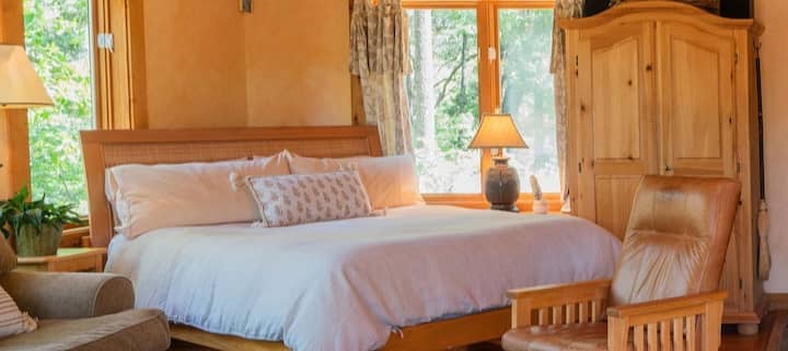 Romantic Creekside Cabin-Hot Tub-Privacy