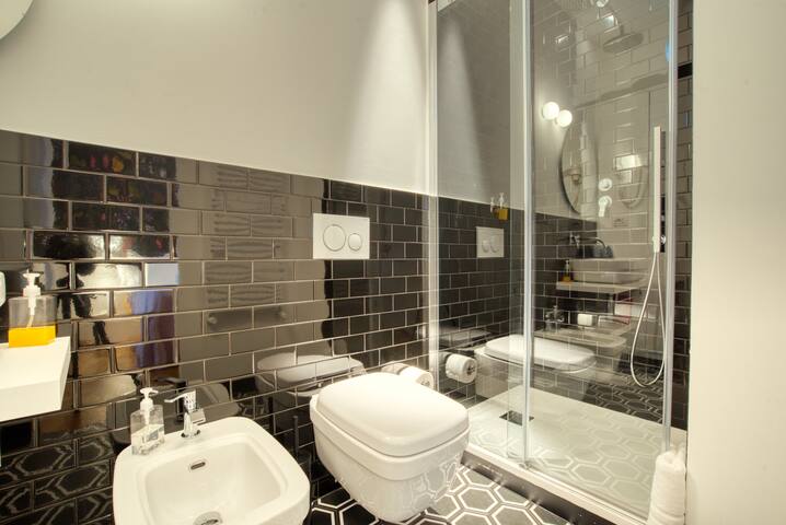 Tre camere con bagno indipendenti – NO cucina gallery image 5