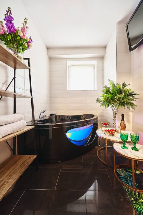 Apartment with a hot tub and mountain views