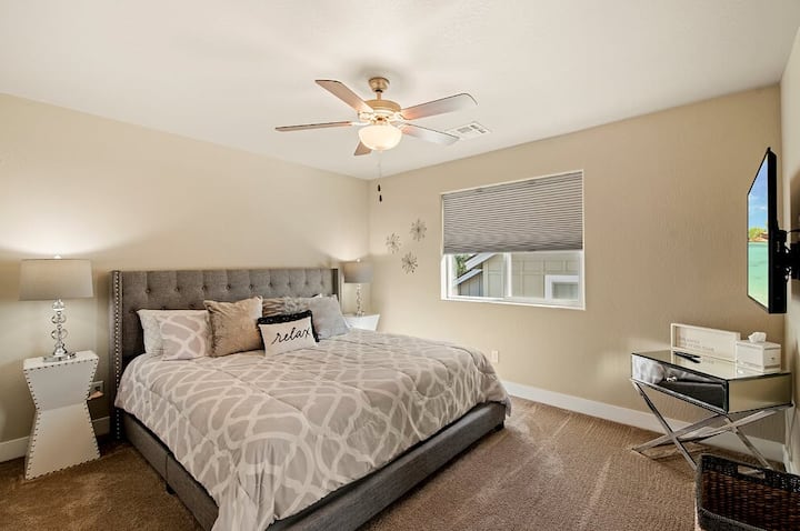 2nd Master BdRm, брачен кревет со приватна бања.  50-инчен паметен телевизор, простор во плакарот, закачалка за багаж, штандови за 2 ноќевања со ламби и приспособени ролетни.