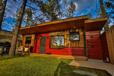 The Little Red Cabin: Unplug from the World