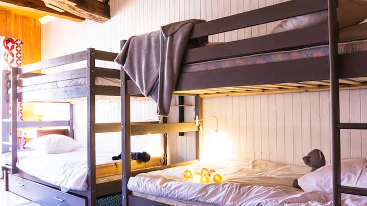 Საერთო ოთახი 6 საწოლით