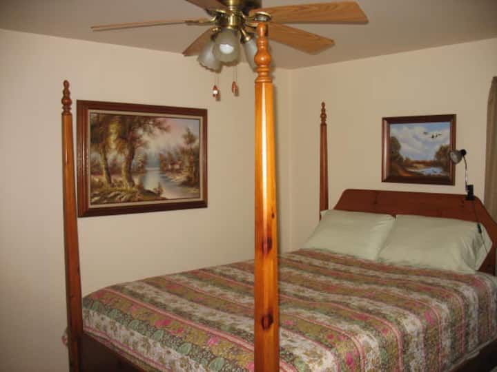 Chambre principale avec lit Queen Size.