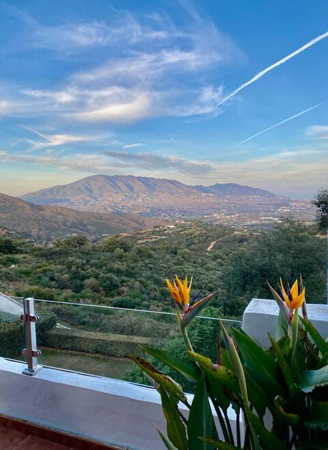 Beautiful Apartment with Stunning Mountain Views