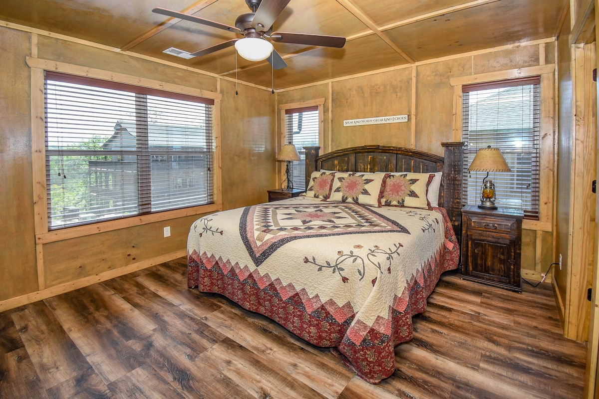 每天早晨，阳光透过山间闪耀，迎接您！享受豪华加大双人床，入住一段时间。这个房间非常舒适，您可能永远都不想离开。