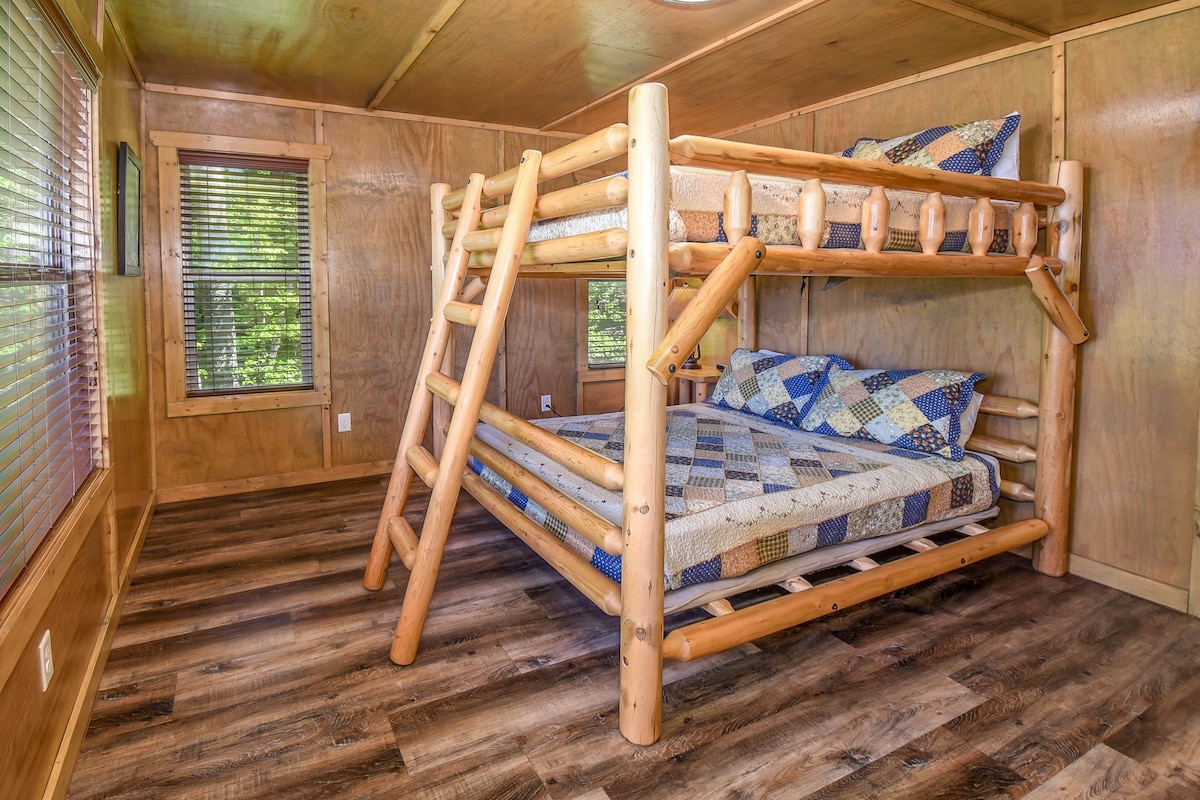 谁说双层床仅供儿童使用？这张巨大的木质双层床下铺和上铺设了一张标准双人床。 因此，这里有充裕的空间供年轻人和心态的年轻人尽情享受！