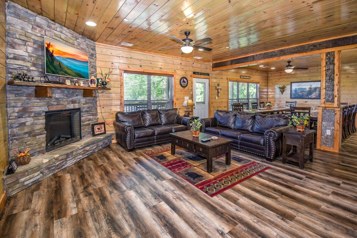 这座令人惊叹的开放式平面图拥有华丽的天然木工、舒适的壁炉、充足的座位和充足的用餐和娱乐空间，是完美的聚会空间！美丽的客厅甚至还有一张沙发床，可加床。
