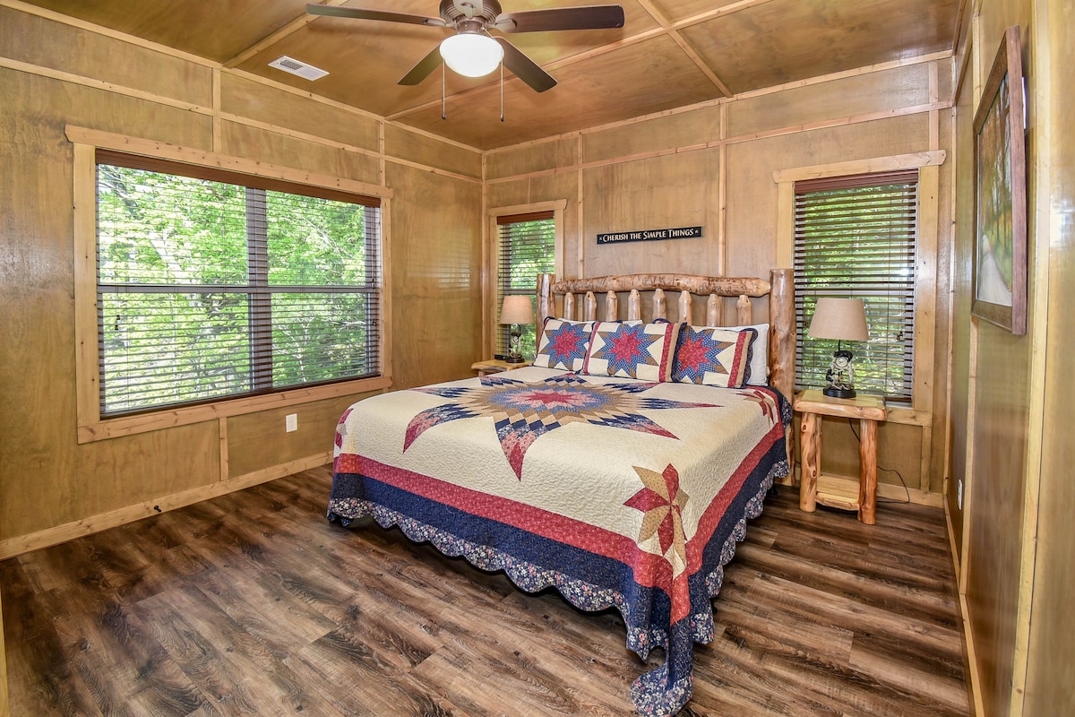 精心设计的简约装饰为您提供了一个清爽的空间，让您珍惜简单的东西。因此，请将玻璃杯和手机放在床头柜上，在舒适的加大双人床上睡在几层枕头上。 