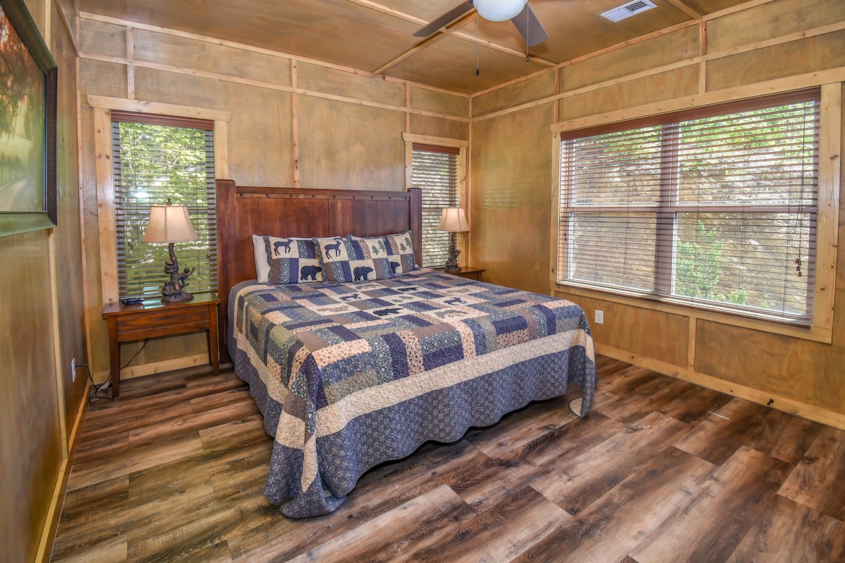 在这张豪华的加大双人床上，在独特的木质阅读灯的光线下，您可以尽情享受缓慢的节奏。双人床头柜为您的所有床头柜提供了充足的存储空间。 