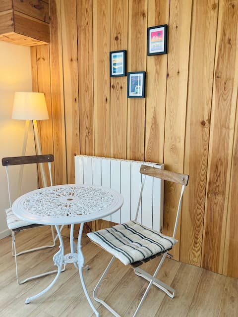 Top performing Airbnb: "Ôm sweet home STUDIO" Arès city center in Arès