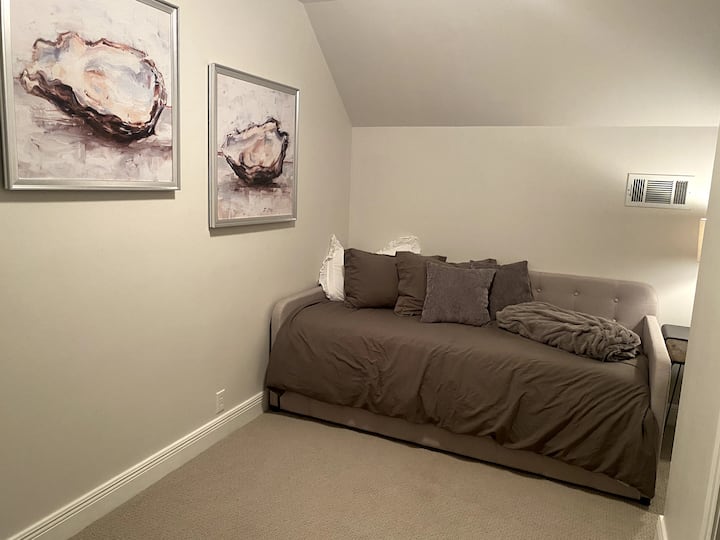 「Bonus」卧室设有一张单人沙发床，配有双人拉出式脚轮。房间有独立门，但空间位于主卧和楼上卫生间之间。非常适合儿童入住！