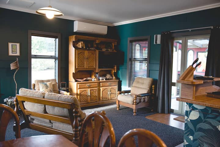 Greenwood Cottage - Hot Tub, Spacious Retreat - Ōtaki