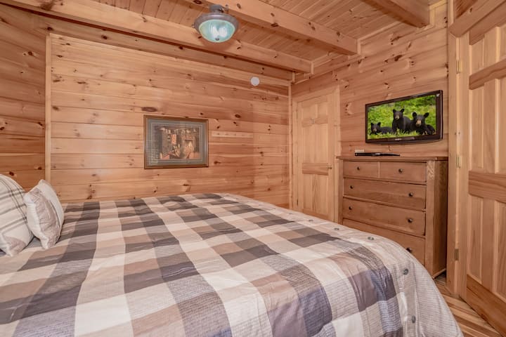 Hlavná spálňa s priestrannou manželskou posteľou.