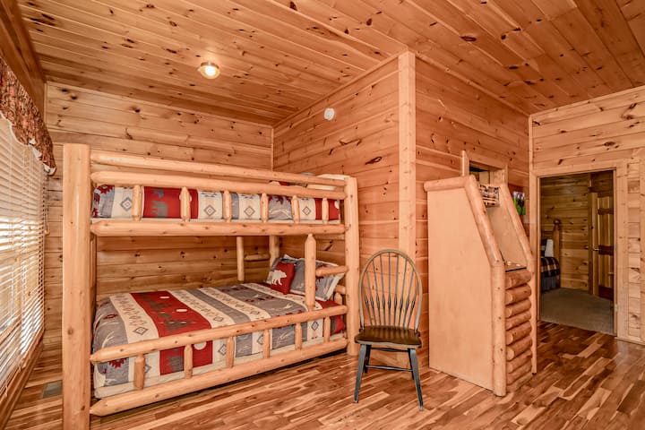 Poschodové postele veľkosti Queen mimo obývacej izby na nižšom poschodí.