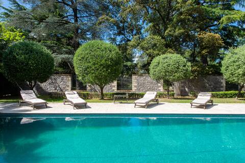 Elegantly restored wine domaine in village centre