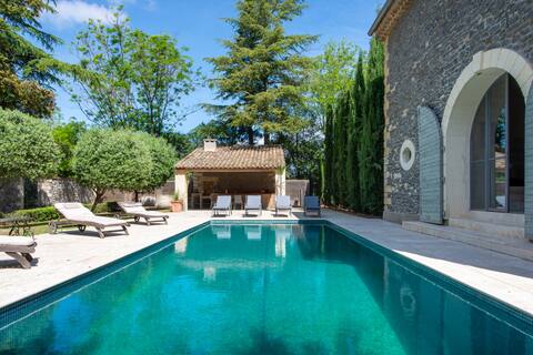 Elegantly restored wine domaine in village centre