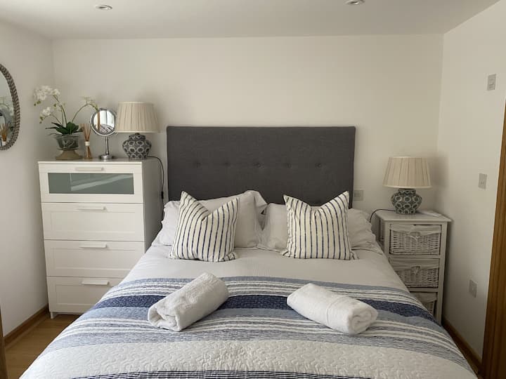 Dormitorio 2. Cama tamaño king, TV , armario y    baño privado.