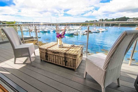 Spectacular luxury waterfront house