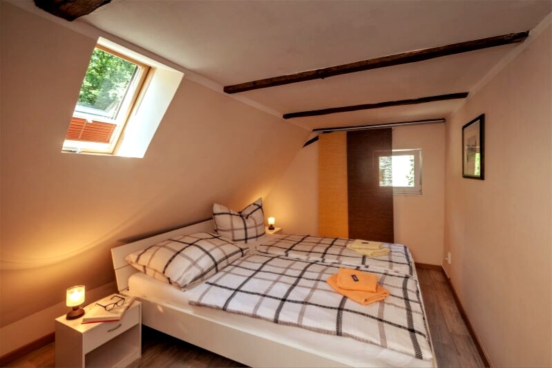 Уютна спалня с малък гардероб, височина на стаята 1,83м, осигурено спално бельо.