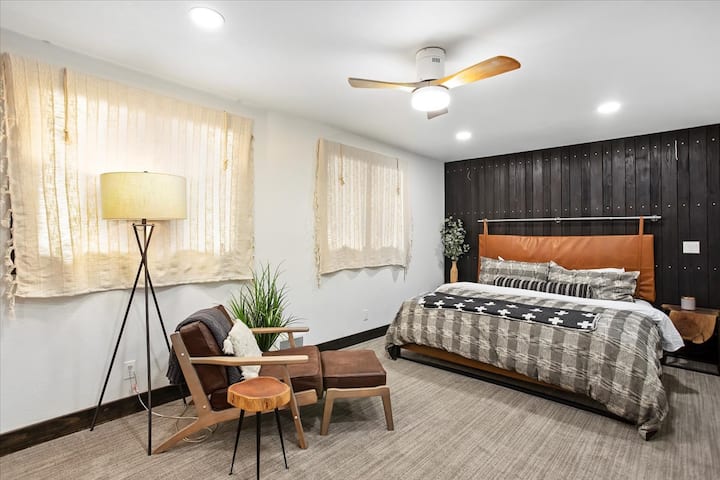 Მთავარი სამკერდე ოთახი: 193 × 203 სმ ზომის საწოლი