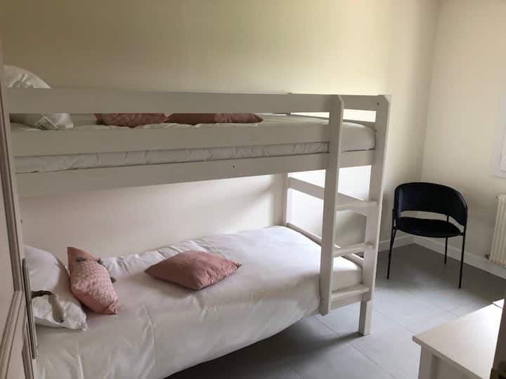 一楼4号卧室，配有一张双层床