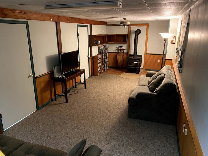 ชั้นล่างมีโซฟาแบบดึงออกได้และโซฟาเพิ่มเติม ทีวีมี Xbox 360 ติดอยู่ ที่มุมด้านหลังมีซีดีเพิ่มเติมคุณสามารถเล่นบนระบบสเตอริโอชั้นบนได้ 

เตาไม้ให้ผู้เข้าพักใช้ไม่ได้

