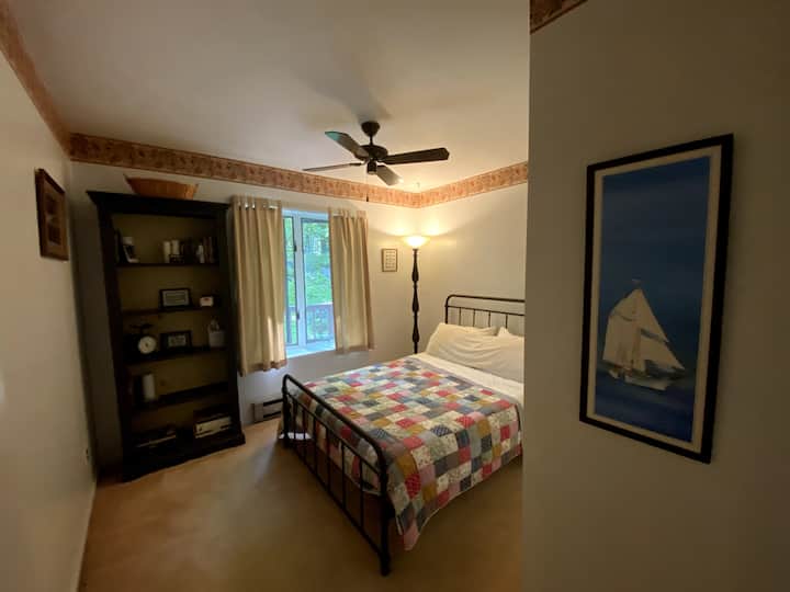 ห้องนอนที่สามยังมีหน้าต่างอ่าวที่สวยงามมองเห็นลานหน้าบ้าน ชั้นวางหนังสือเต็มไปด้วยสื่อการอ่าน

ตู้เสื้อผ้าในห้องนี้ใช้กับผู้เข้าพักไม่ได้