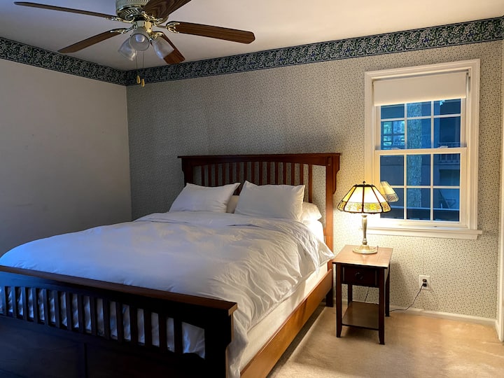 ห้องนอนใหญ่อบอุ่นและมีเตียงที่สบายมาก 