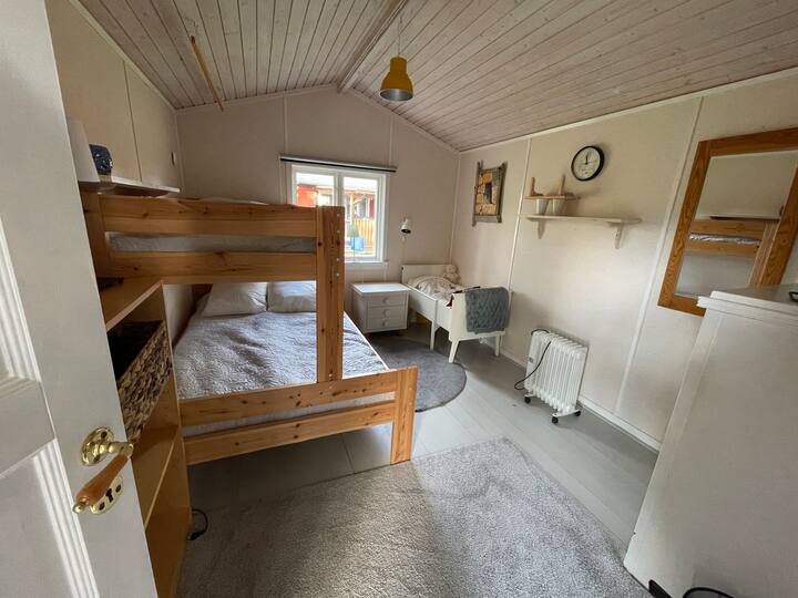 Sleeps in separate sleeping cabin. 3 sleeping places + toddler bed. (Room for two in the lower bed). The cot can be turned into a cot. Fits Infants & up to 6 years.