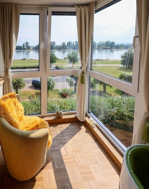Large apartment right on the Rhine near Bonn and Cologne