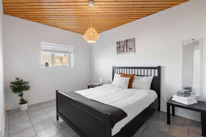 Bedroom 6. Queen sized bed.