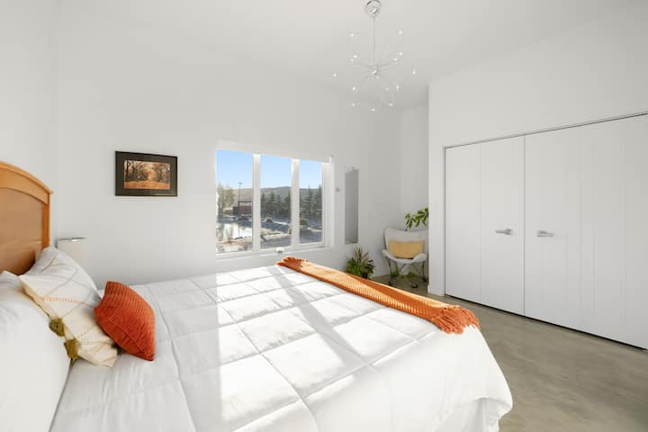 Bedroom 4. King sized bed with large closet + drawers and jet tub ensuite bathroom.