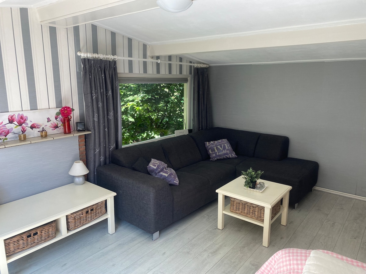 ספה פינתית מרווחת בסלון.