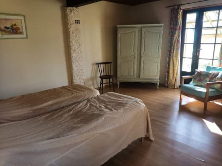 חדר בקומת הקרקע. שתי מיטות יחיד שניתן להשתמש בהן בגרסה של 160 מיטות או בשתי מיטות יחיד