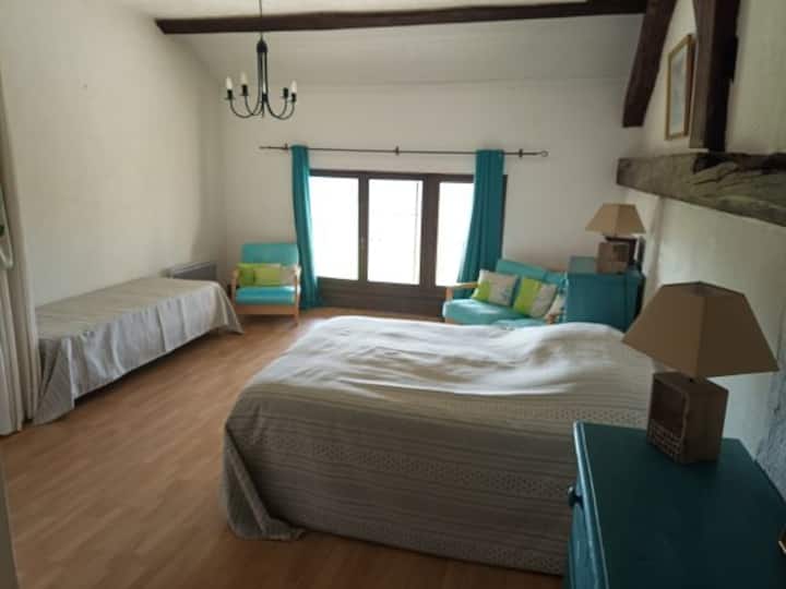 חדר שינה גדול למעלה עם נוף לפירנאים