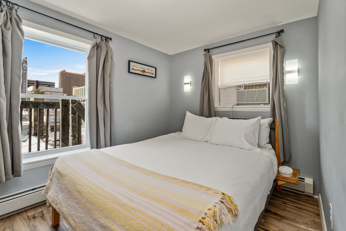 Stražnja spavaća soba s bračnim krevetom i noćnim pladnjevima 