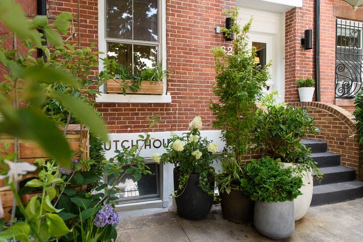 Beautiful Townhouse, private garden, Cobble Hill gallery image 3