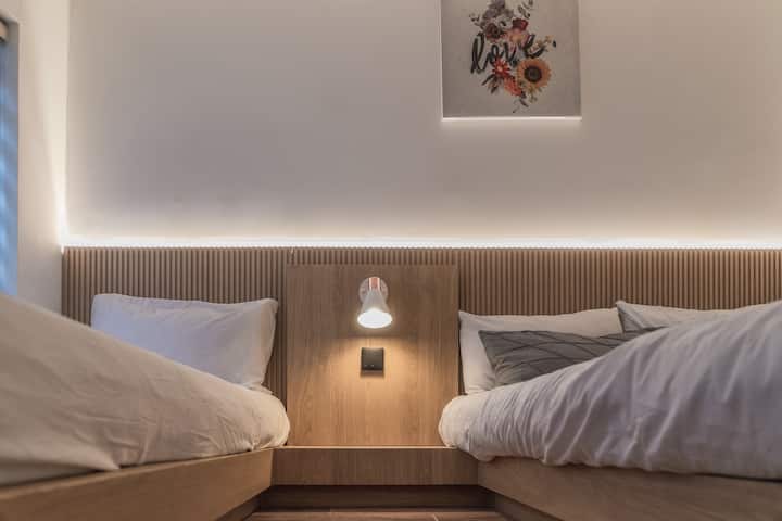 Ovo je spavaća soba na drugom katu. Ima jedan jednostruki krevet i jedan bračni krevet (1,6x2) tako da možete spavati 3 minute. Na jednostrukom krevetu nalazi se prozor, a na podnožju je pametni televizor od 55 ".
Spavaća soba na 2. katu. Ima jedan jednostruki krevet i jedan bračni krevet, dovoljan za tri osobe. Prozor se nalazi pored kreveta za jednu osobu.