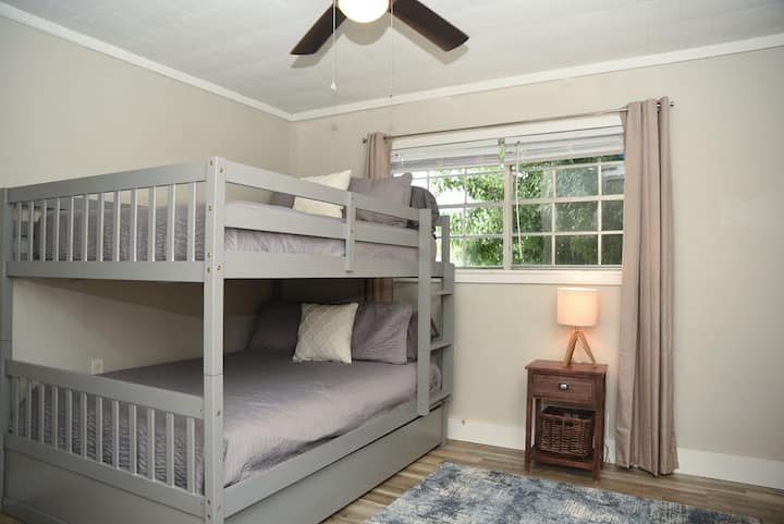 Dormitorio con literas con camas completas sobre camas completas.