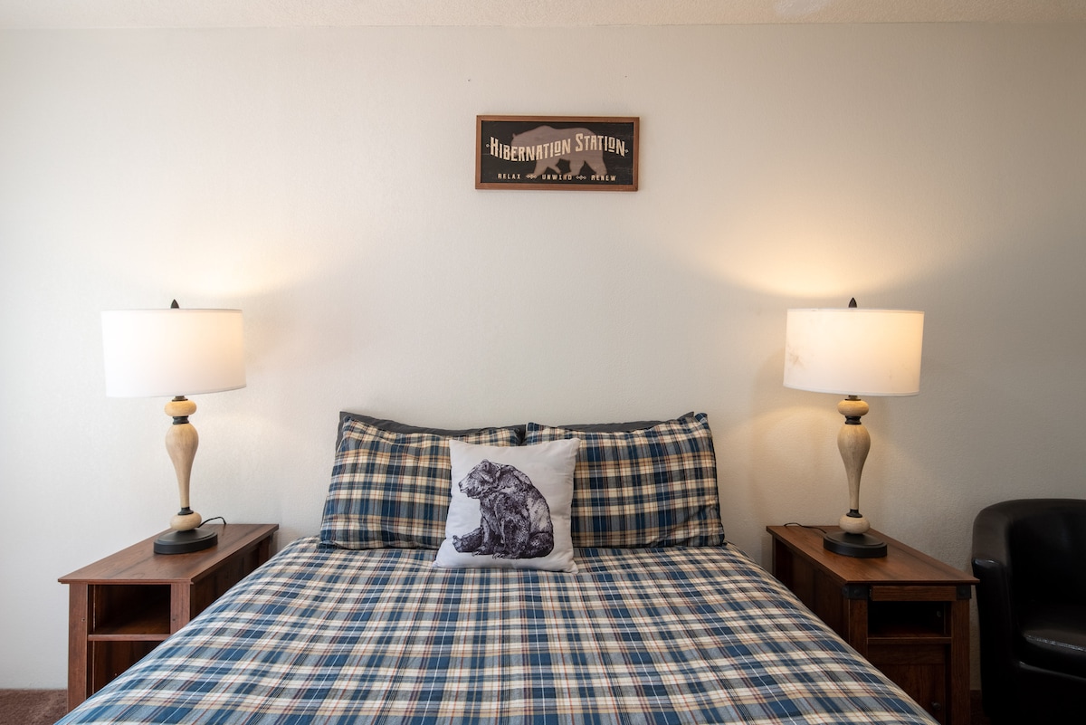 楼上的卧室配有1.8米宽双人床，可俯瞰雪峰